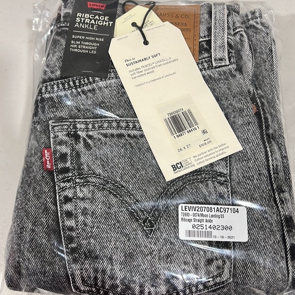 Levi's Ribcage Straight Ankle Jeans - Picture 3 of 9